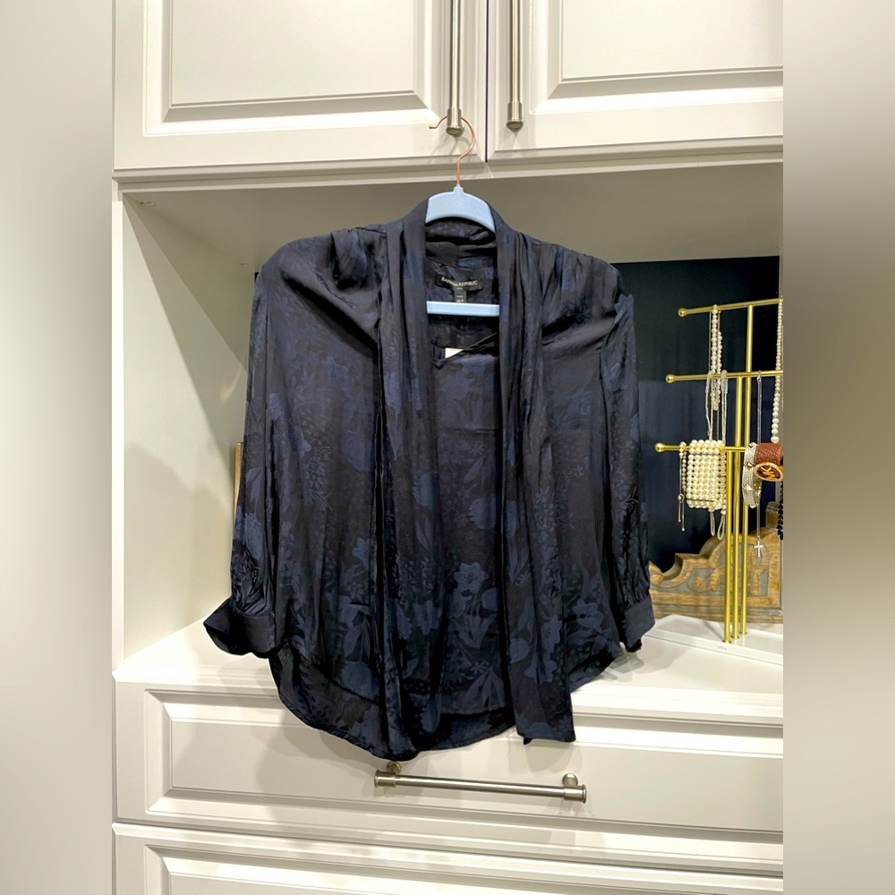 Banana Republic XS Petite Silky  blouse Black with blue floral New with …